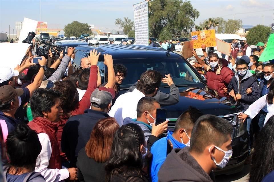 Manifestantes afuera de las instalaciones del C5i de Hidalgo.