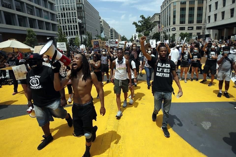 Foto del 6 de junio en que manifestantes marcharon cerca de la Casa Blanca en contra del racismo.