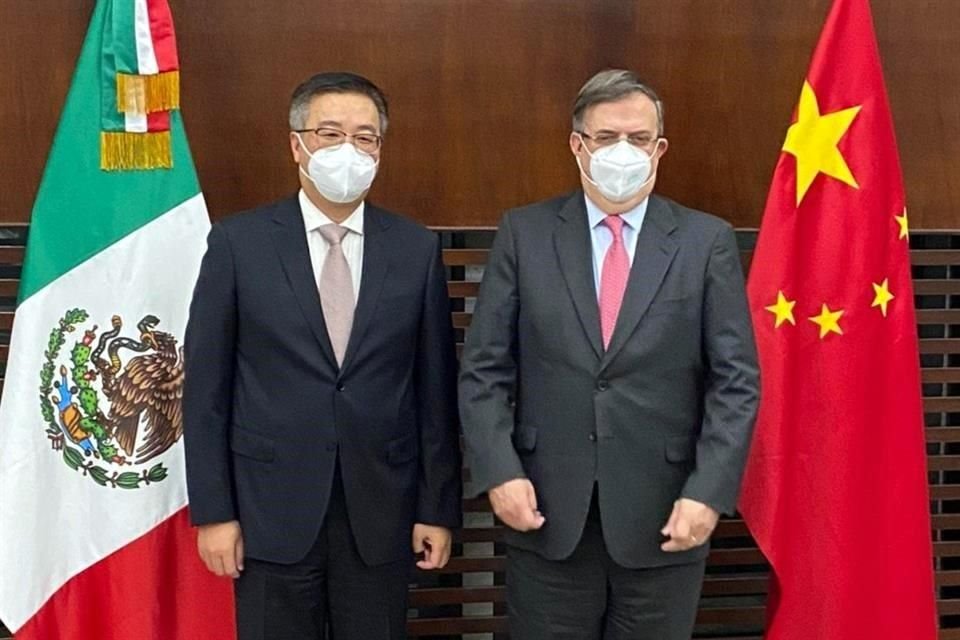 Zhu Qingqiao (izquierda), embajador chino en México, junto a Marcelo Ebrard, titular de la SRE.