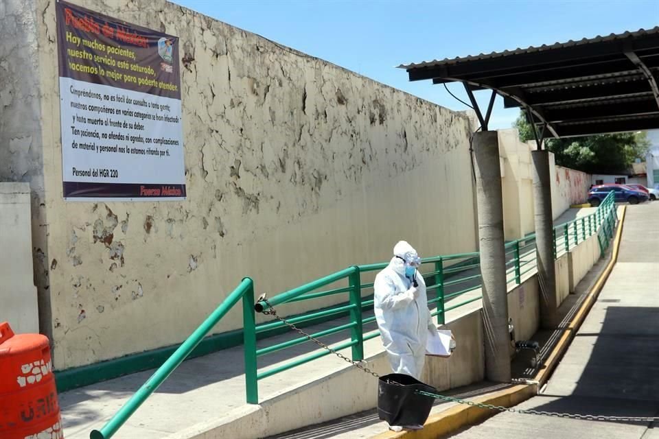 Con letreros, autoridades del hospital 220 del IMSS, en el Estado de México, advirtieron saturación por enfermos Covid-19.