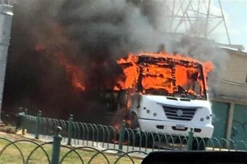 Luego que se reportaron vehículos y locales quemados en Guanajuato tras un operativo, el Presidente llamó a la población a no proteger a delincuentes.