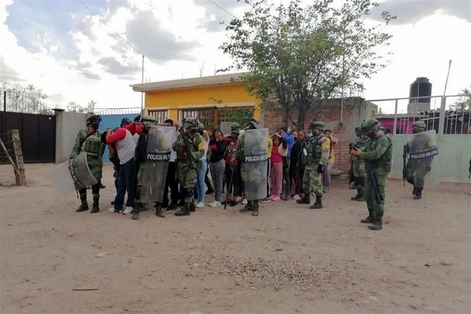 Los uniformados aseguraron además diversas armas de fuego, municiones y vehículos.