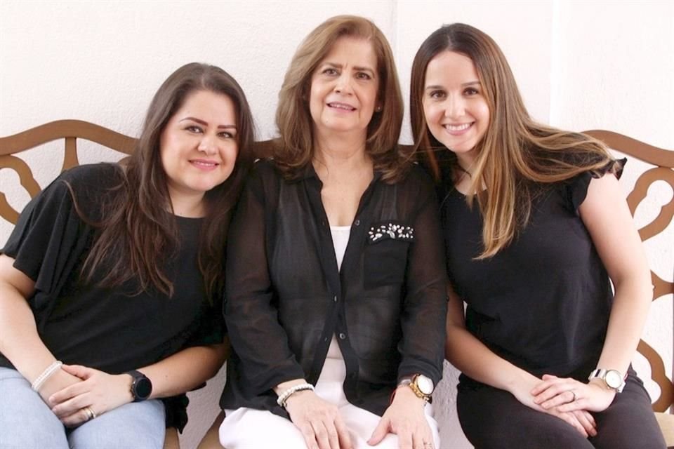 Marcela Garza (izq. a der.), Leticia Torrijos y Alejandra Garza, esposa e hijas del empresario y ganadero.