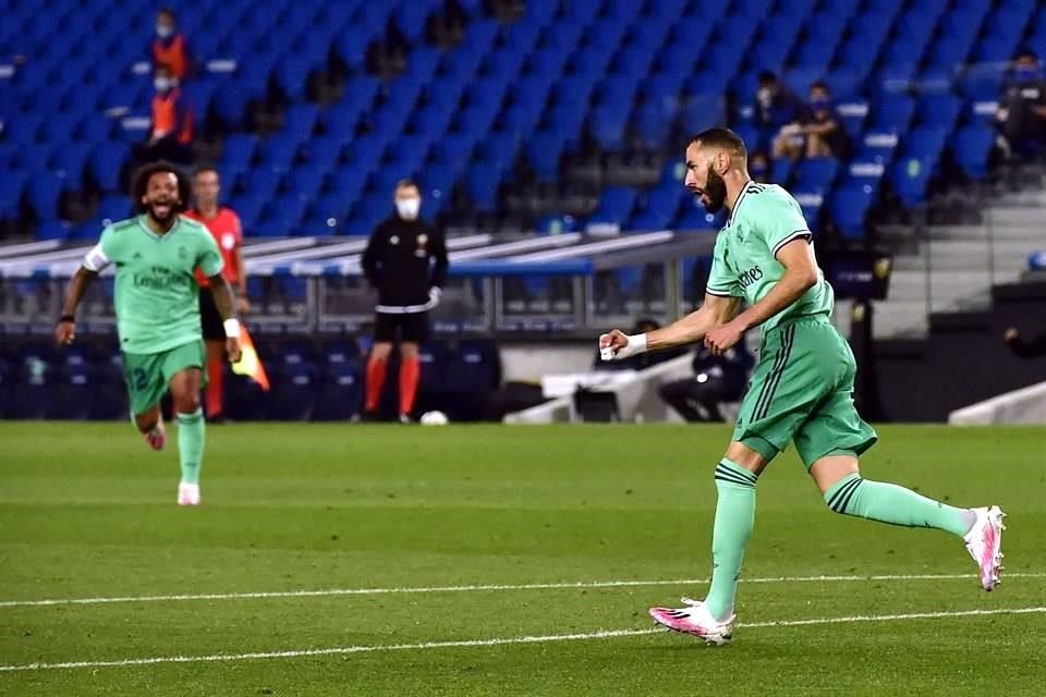 Karim Benzema definió por abajo para el segundo tanto merengue.