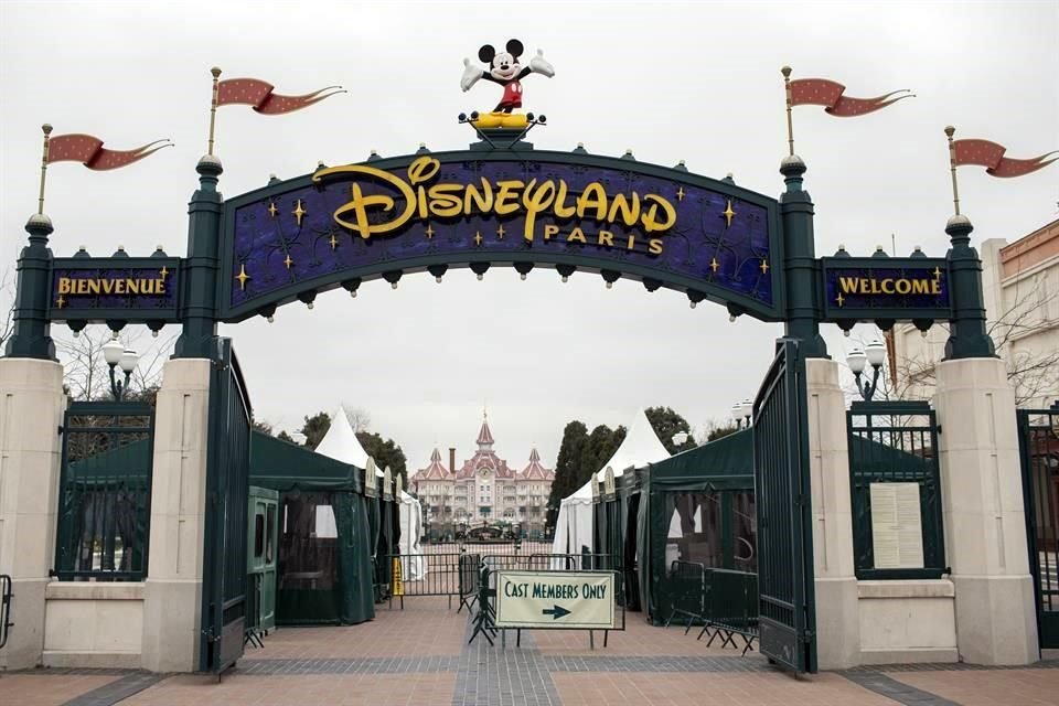 La empresa planea reabrir Disneyland Park, Walt Disney Studios Park, el hotel Newport Bay Club de Disney y Disney Village, según Natacha Rafalski, presidenta de Disneyland París.