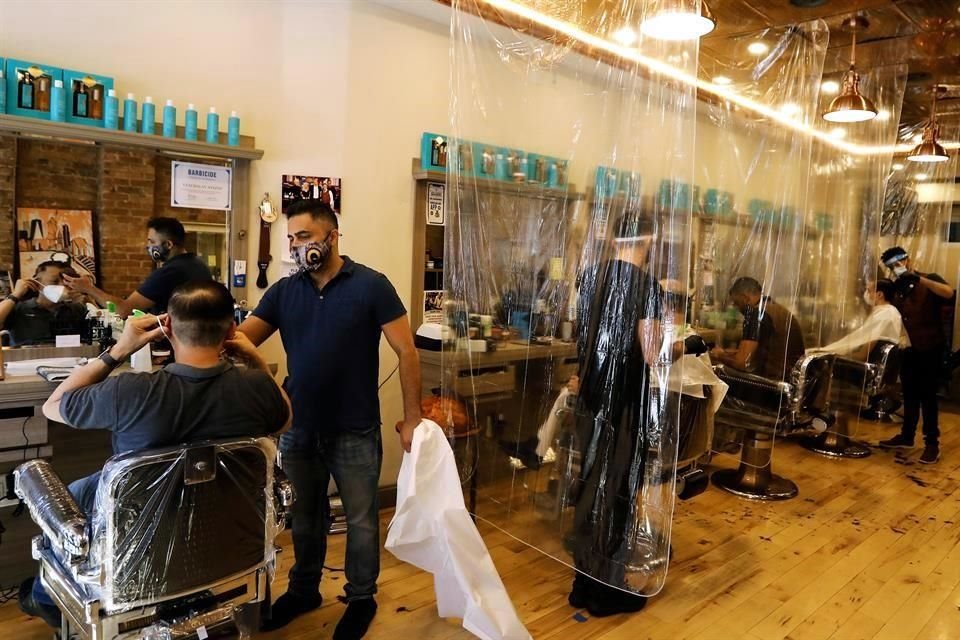 La ciudad de Nueva York arrancó hoy la Fase 2 de reapertura, por lo que cafés al aire libre, peluquerías y tiendas departamentales retomarán actividades.