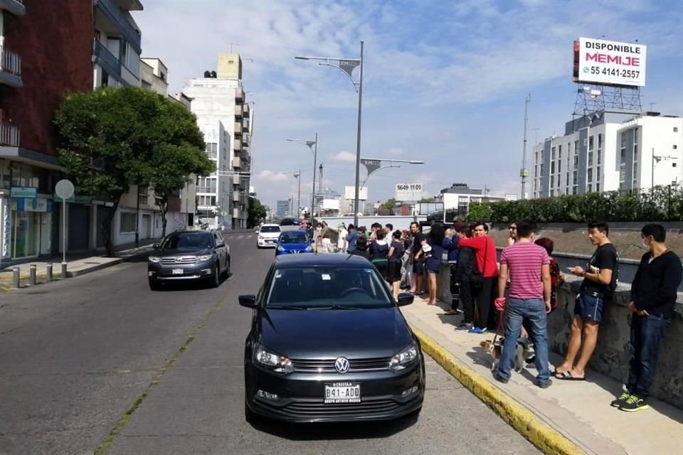 Varias personas salieron de los edificios en el Viaducto ante el sismo en la Ciudad.