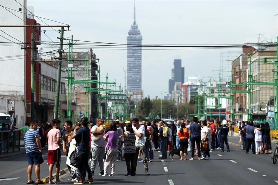 En CDMX y otras entidades se registró un sismo de magnitud 7.5 con epicentro al sureste de Crucecita, Oaxaca, reportó Sismológico Nacional.