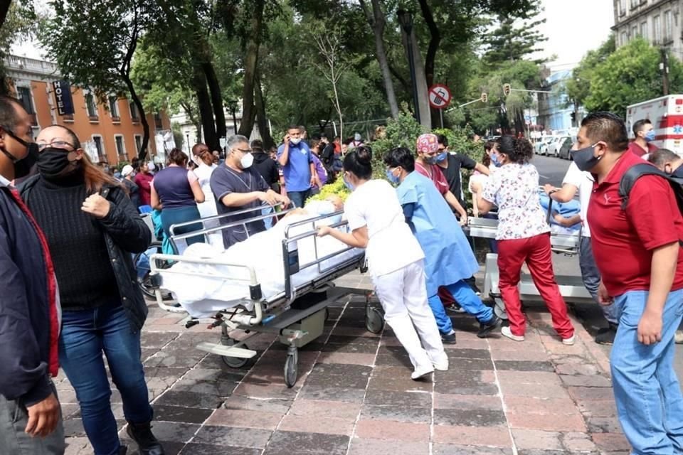 Pacientes del Hospital Álvaro Obregón en la Colonia Roma fueron desalojados.