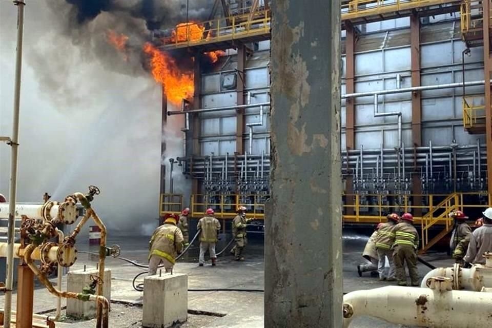 Tras el sismo, hubo un conato de incendio en turbo generadores y caldera de la refinería.