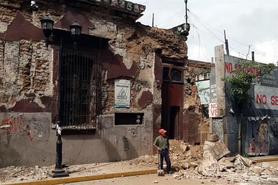 También, en la capital, hubo derrumbes de bardas.