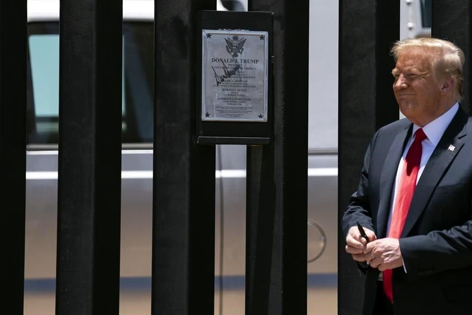 El Presidente Trump, luego de autografiar el muro en Yuma, Arizona.