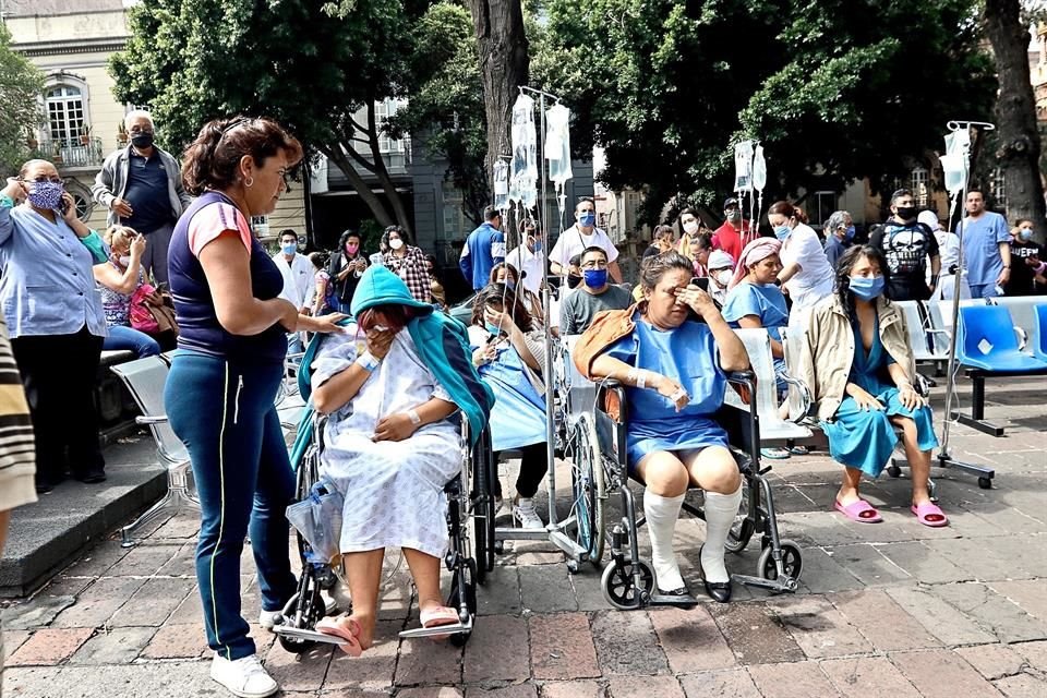 Enfermos fueron evacuados durante el sismo, pero no los que tienen Covid, que se quedaron dentro de nosocomios junto a los médicos y enfermeras que los atienden.