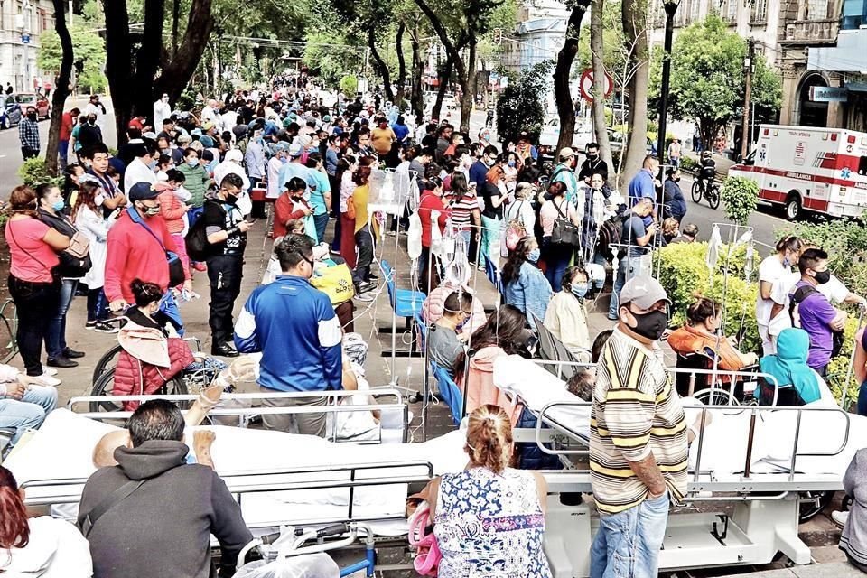 Miles de pacientes y trabajadores de salud fueron evacuados a las calles por el terremoto, como en el Hospital Álvaro Obregón, en CDMX.