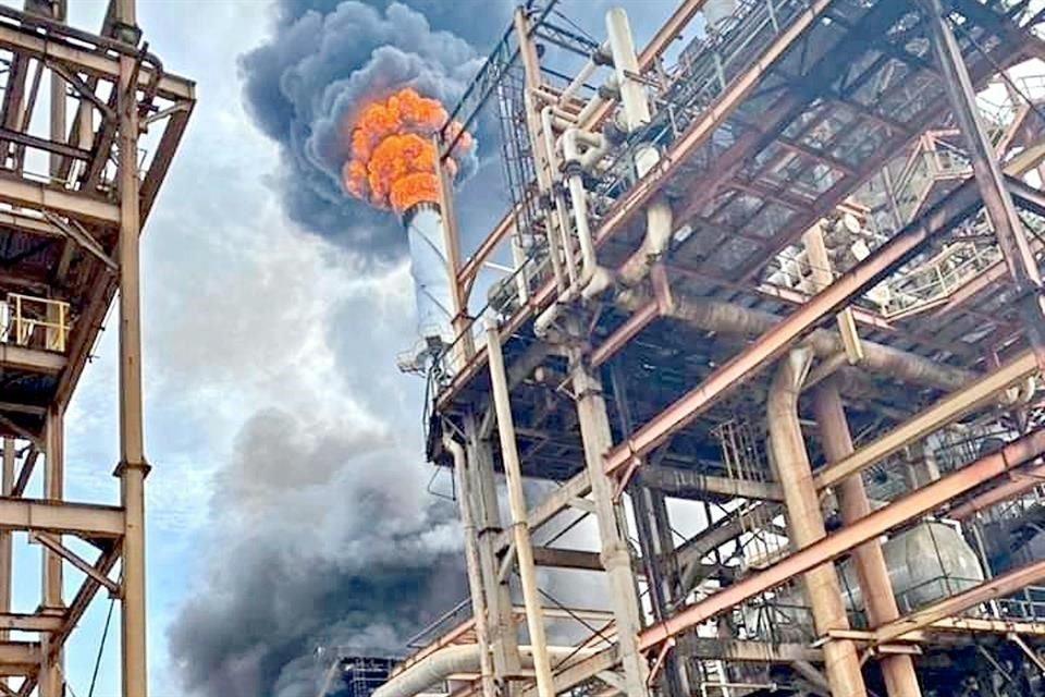 En la refinería de Salina Cruz, Oaxaca, un trabajador murió y hubo un incendio.