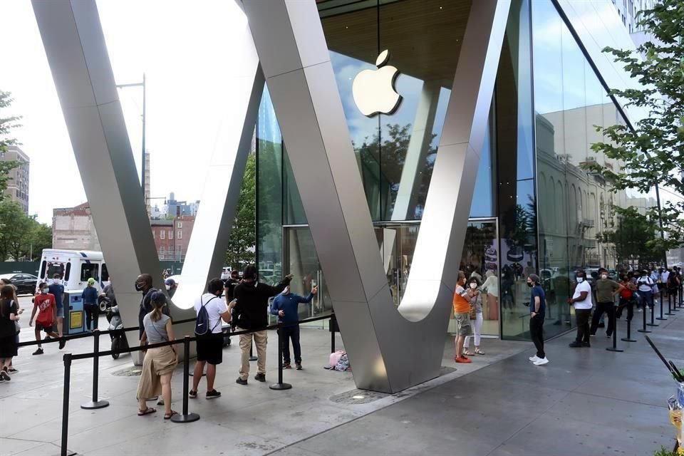 La firma de Cupertino, California, ha tenido que cerrar algunas de sus tiendas -recientemente reabiertas- ante un repunte de los contagios de Covid-19.