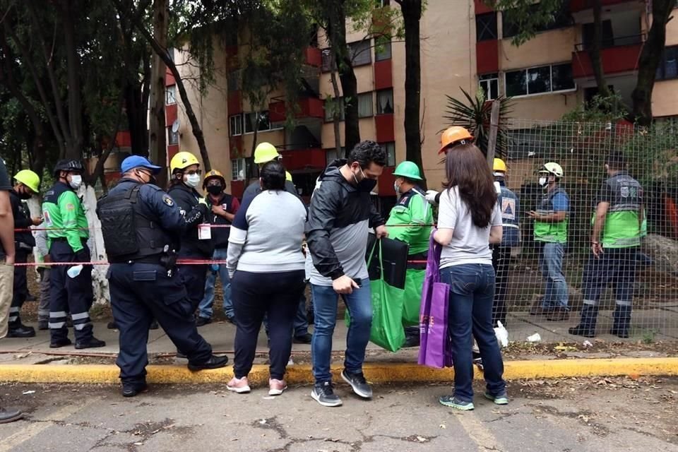 Tras esperar toda la mañana, los vecinos pudieron comenzar a sacar sus pertenencias.