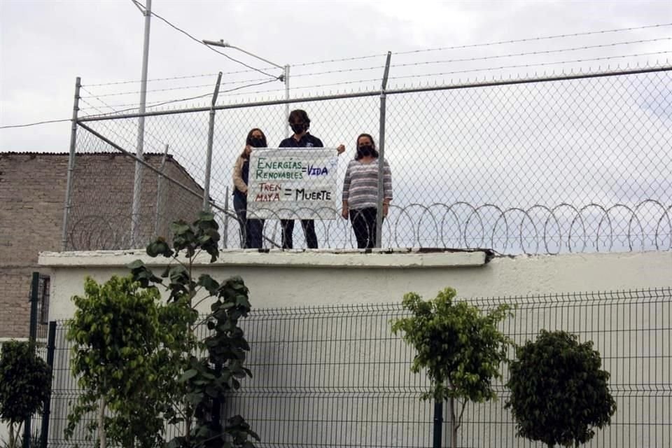 El inconforme se manifestó desde la azotea de su casa.