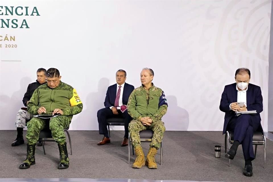 Secretarios durante la conferencia matutina de AMLO en Morelia.