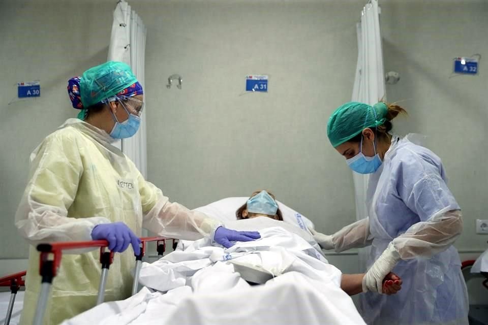 Foto de mayo en que médicos españoles atienden a un paciente de Covid-19 en el Hospital Infanta Sofía.