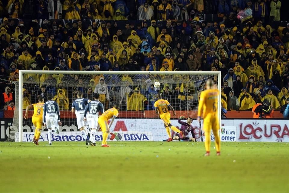 Enner Valencia le anotó a Hugo González un penal al estilo Panenka, en la Final Regia del 2017.