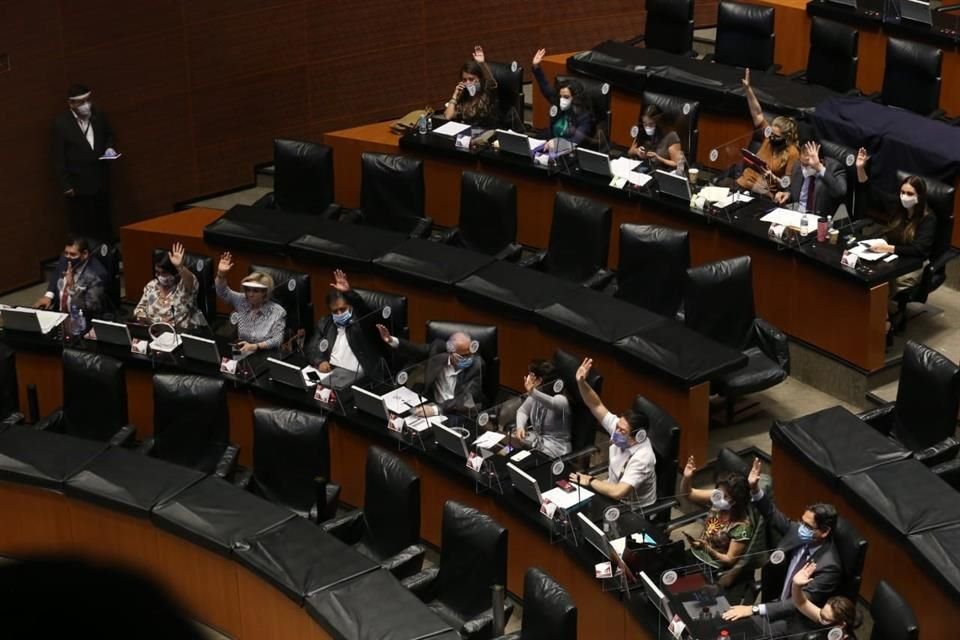 El grueso de los 37 parlamentarios irrumpió en el Pleno protegidos con cubrebocas y caretas para evitar contagios del Covid-19.