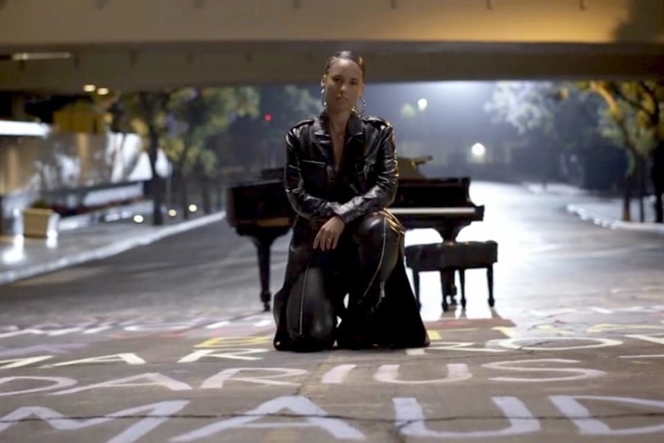 Durante la actuación de Alicia Keys, se proyectaron los nombres de afroamericanos que perdieron la vida en manos de policías.