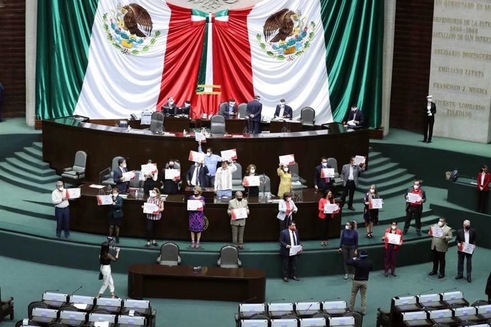 Los legisladores tomaron la tribuna minutos antes de iniciar la sesión extraordinaria en la Cámara de Diputados.