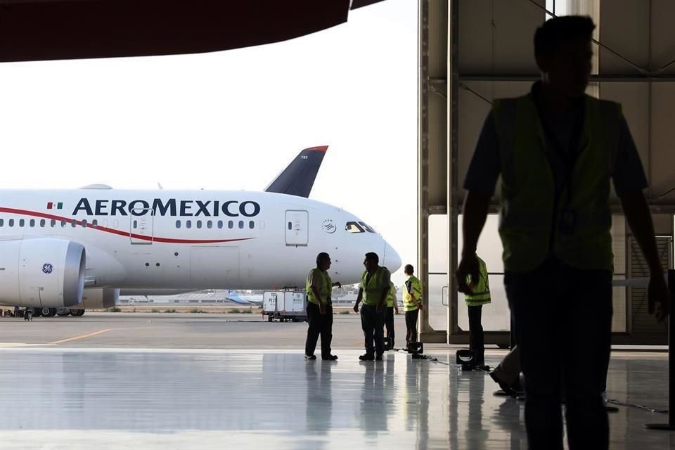 Tras el incidente, que ocurrió alrededor de las 19:25 horas, el vuelo tuvo que ser cancelado.