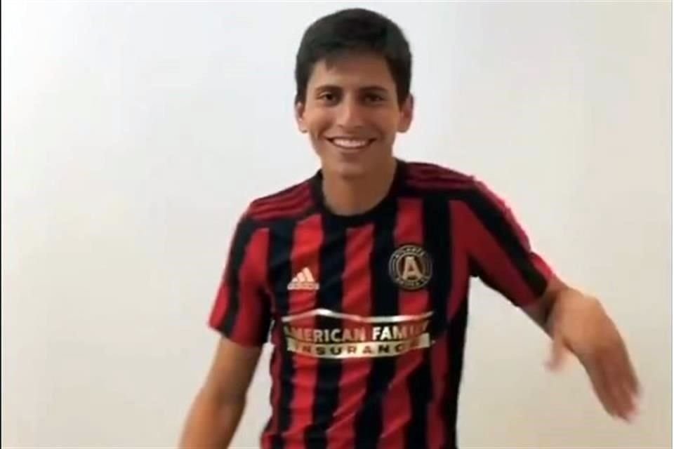 El ex mediocampista de Tigres bailó con la playera del Atlanta United haciendo oficial su fichaje.