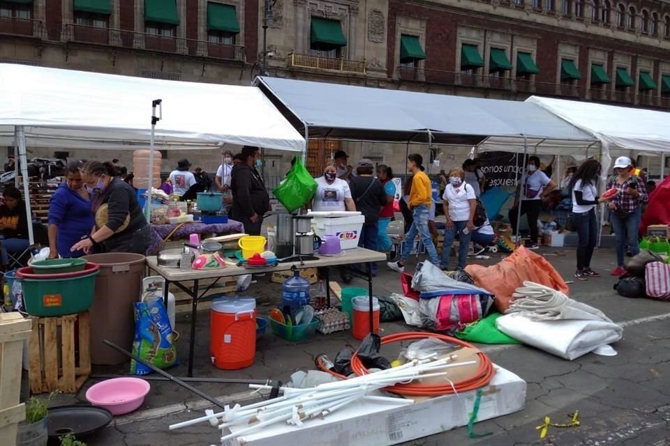 Aspecto de las labores de retiro del campamento de los activistas.