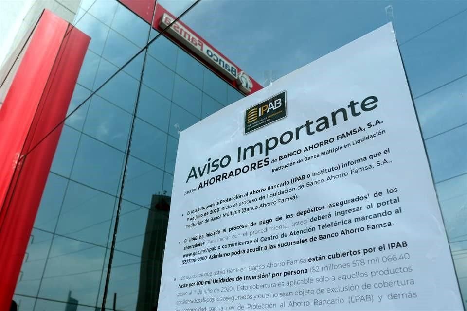 Aviso en sucursal de Banco Ahorro Famsa sobre proceso para recuperar ahorros.