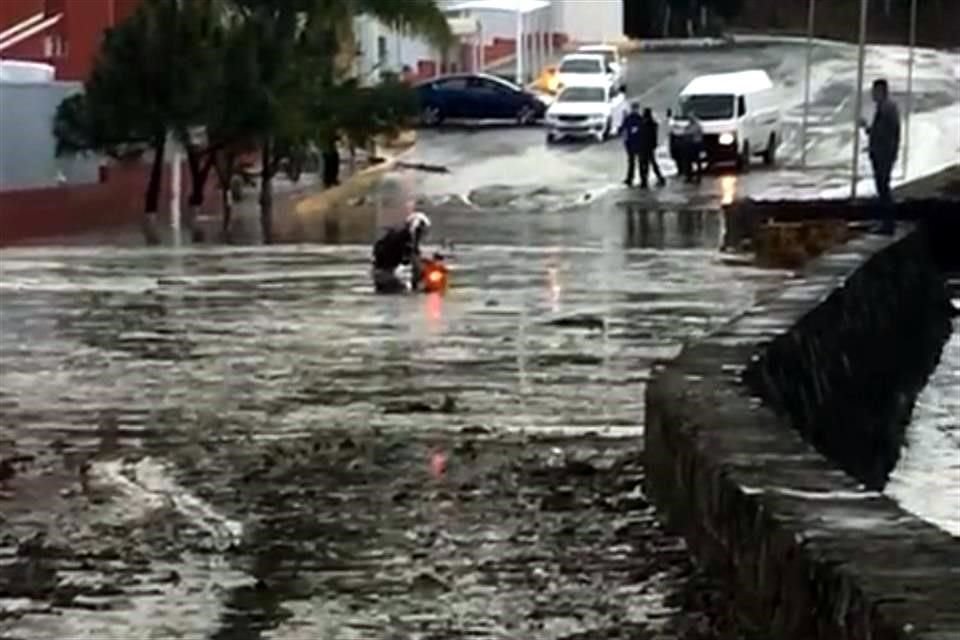 Tlajomulco no se quedó atras: en Santa Anita volvieron las inundaciones, causando estragos como el derrumbe de una barda perimetral, y dos cascadas en cerros colindantes.