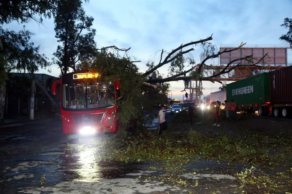 El calvario tapatío de cada temporal tuvo un episodio más este miércoles, con un aguacero que sacudió diversas zonas, principalmente de Zapopan.