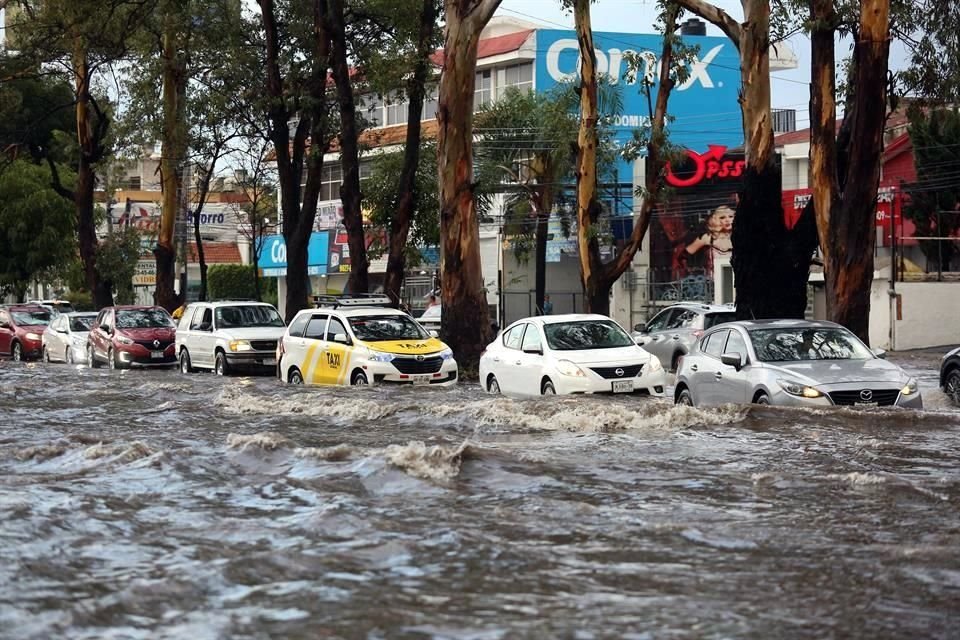 La corriente complicó el tránsito en Mariano Otero.