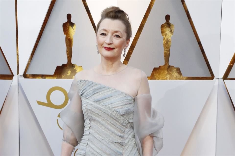 Lesley Manville reveló que fue elegida para encarnar a la Princesa Margarita en la quinta temporada de 'The Crown' a través de sus redes sociales.