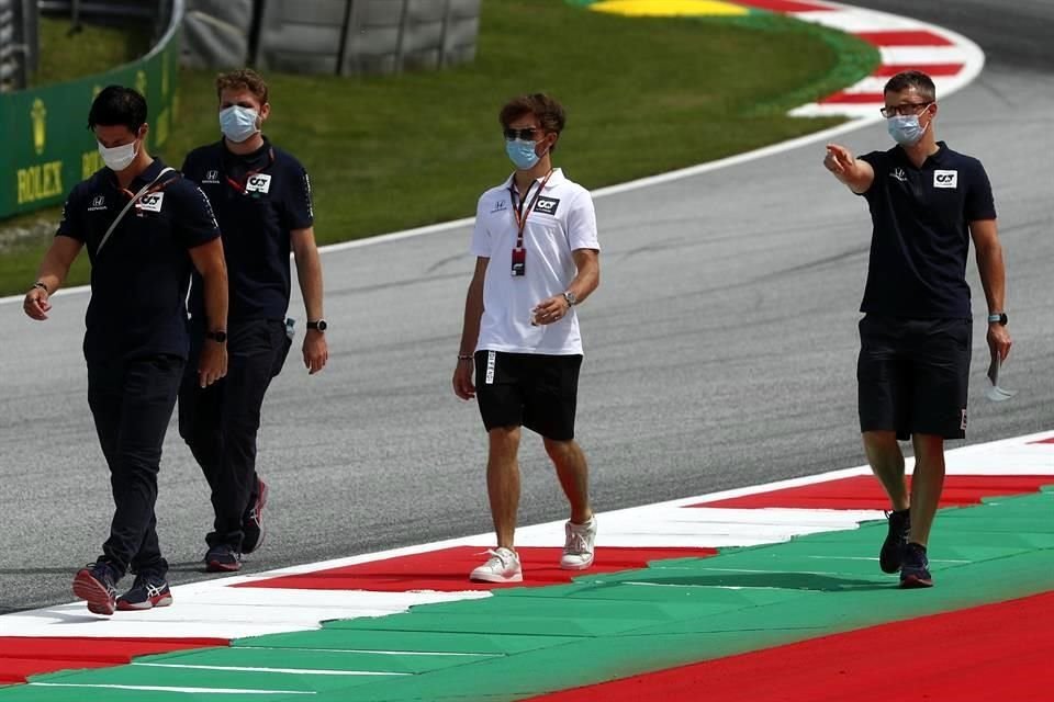 Pilotos y miembros de los equipos guardan distancia y utilizan cubrebocas.