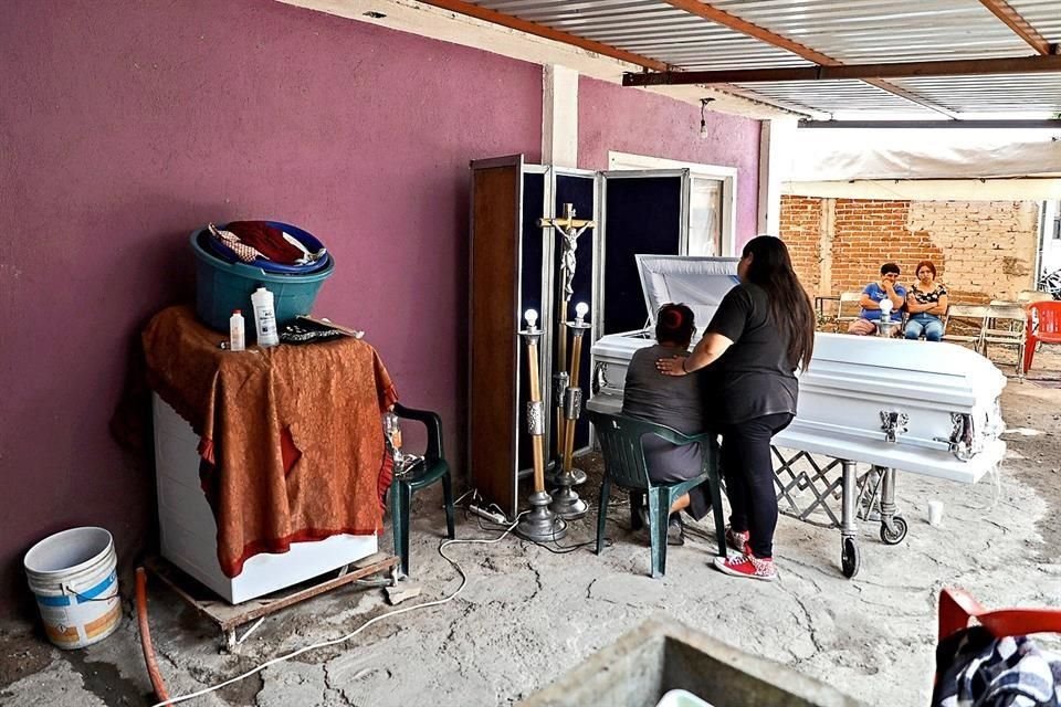 Martha Alvarado es consolada frente al ataud de su hijo Jorge Bravo Alvarado, una de las víctimas del ataque al centro de rehabilitación. 