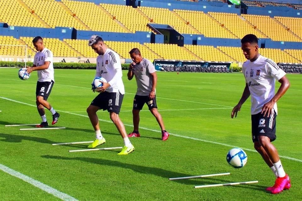 Varios jugadores de Tigres entrenaron en el Estadio Universitario.