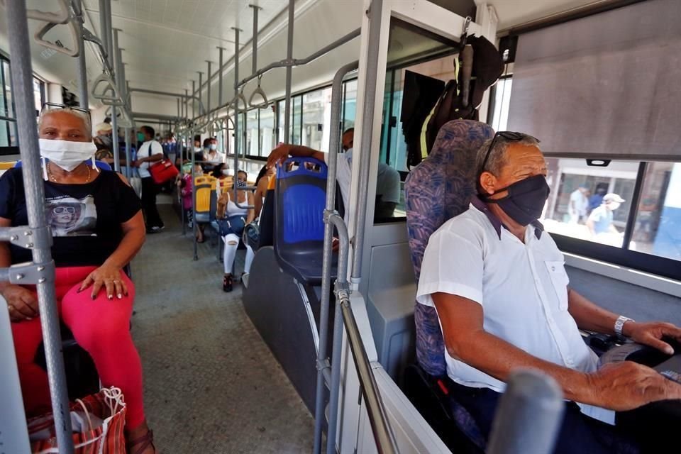 Vista este viernes del interior de un ómnibus durante el primer día de reapertura en La Habana.