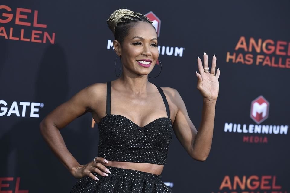 Jada Pinkett Smith ha negado los comentarios de August Alsina de que tuvo un amorío consensuado por su esposo con él, e hizo referencia a que hablaría de ello en su programa, 'Red Table Talk'.