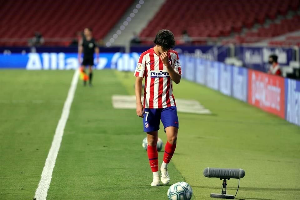 Joao Félix salio cabizbajo del terreno de juego.