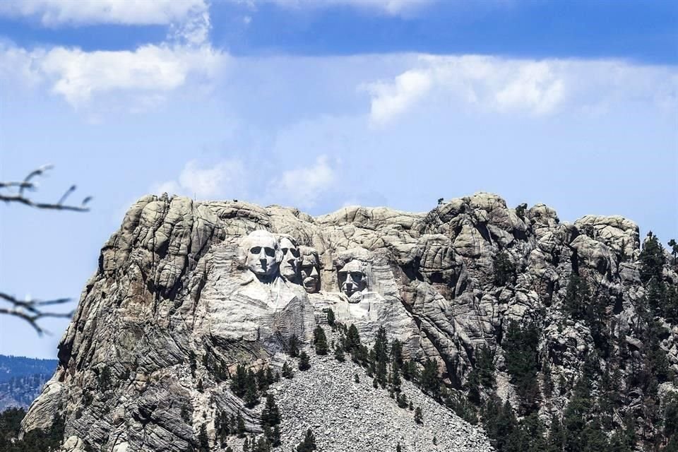 El icónico monumento tiene tallados los rostros de George Washington, Thomas Jefferson, Abraham Lincoln y Theodore Roosevelt.