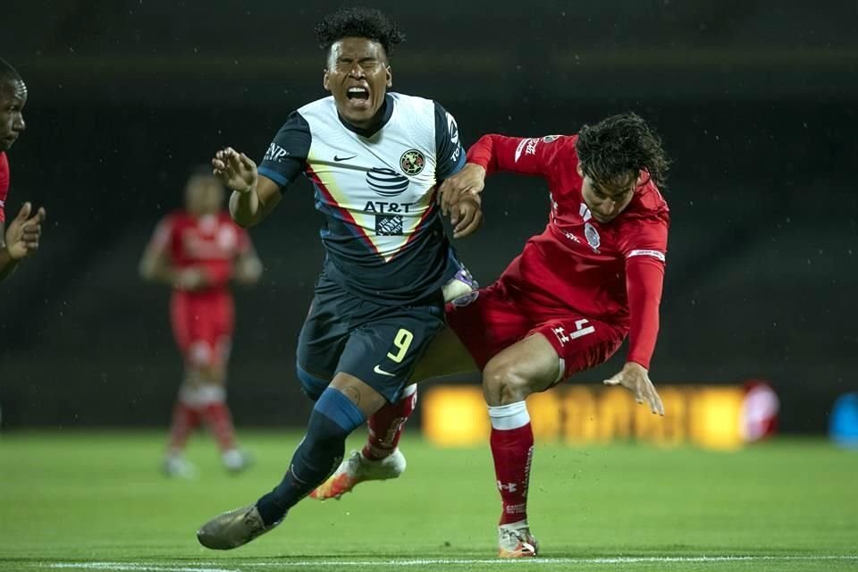 La pelota se disputó con fuerza bajo la lluvia.