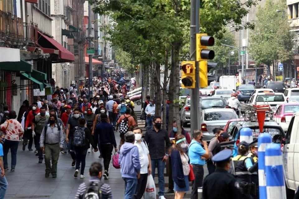 Las calles del Centro Histórico lucen llenas de personas, aunque las autoridades colocaron 7 filtros para regular el ingreso al primer cuadro de la Ciudad.