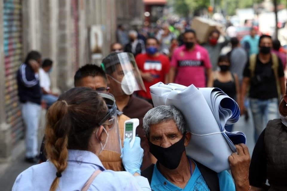Personal del Gobierno de la Ciudad instaló 7 filtros, en los cuales toman temperatura y dan gel antibacterial a quienes caminan.