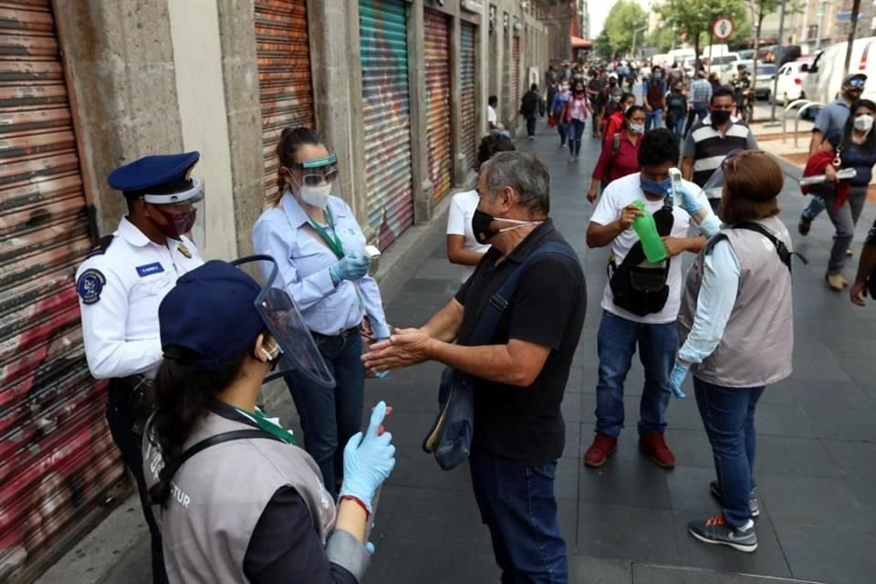 Calles como República de Uruguay, Avenida Juárez y el circuito del Zócalo lucen con intensa movilidad de personas.