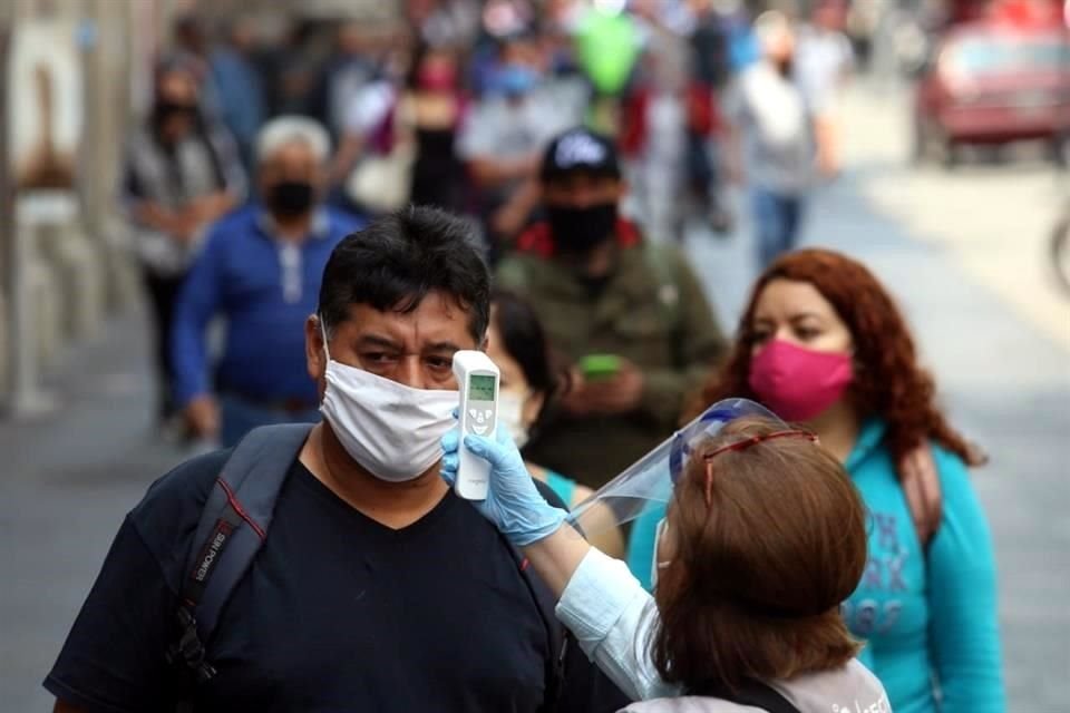 Así toman la temperatura a quienes asisten al Centro Histórico.