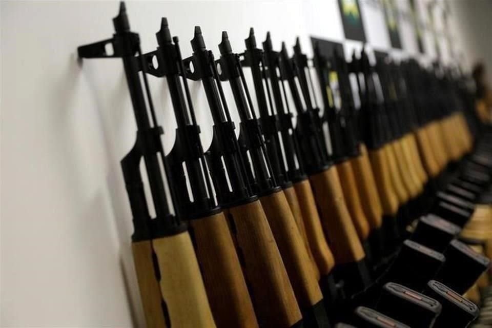 El funcionario dijo que se ha detectado que camiones y vehículos particulares ingresan armas y municiones principalmente a través de la frontera de Nogales, Sonora. 