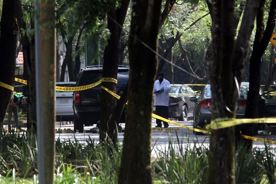 'Se aprecia movimiento que consideramos extraño de las ambulancias. Estamos rastreando las placas que no se alcanzan a ver bien para descartar que no sean patito, clonadas', dijo un agente.